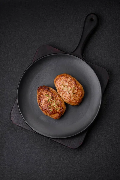 Lezzetli taze kıymalı balık pirzolası. Esmer arka planda baharatlar ve otlarla birlikte.