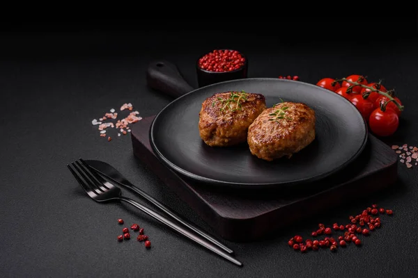 Lezzetli taze kıymalı balık pirzolası. Esmer arka planda baharatlar ve otlarla birlikte.