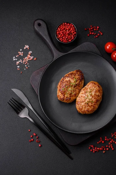 Lezzetli taze kıymalı balık pirzolası. Esmer arka planda baharatlar ve otlarla birlikte.