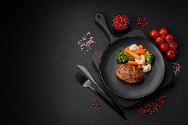 Lezzetli taze kıymalı balık pirzolası. Esmer arka planda baharatlar ve otlarla birlikte.