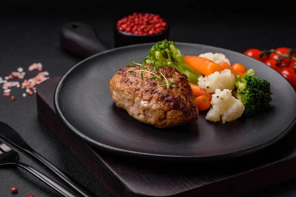 Lezzetli taze kıymalı balık pirzolası. Esmer arka planda baharatlar ve otlarla birlikte.