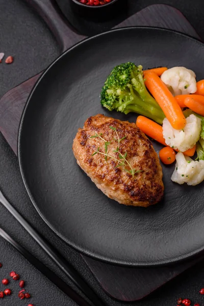 Lezzetli taze kıymalı balık pirzolası. Esmer arka planda baharatlar ve otlarla birlikte.