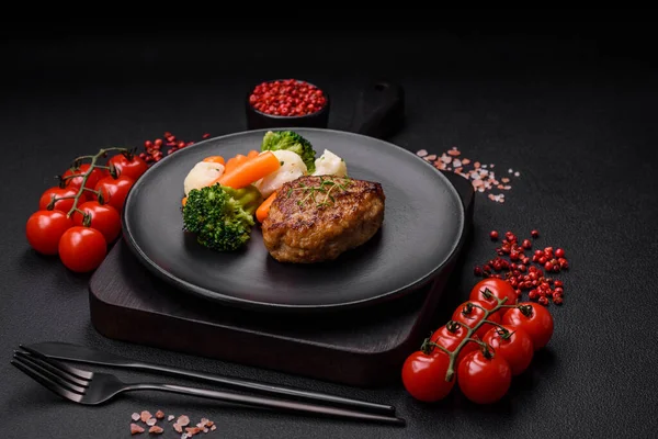 Lezzetli taze kıymalı balık pirzolası. Esmer arka planda baharatlar ve otlarla birlikte.