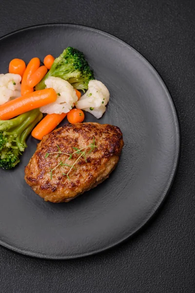 Lezzetli taze kıymalı balık pirzolası. Esmer arka planda baharatlar ve otlarla birlikte.