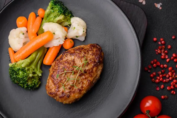 Lezzetli taze kıymalı balık pirzolası. Esmer arka planda baharatlar ve otlarla birlikte.