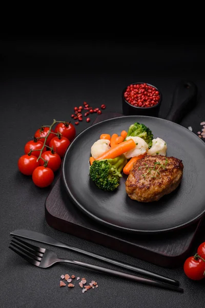 Lezzetli taze kıymalı balık pirzolası. Esmer arka planda baharatlar ve otlarla birlikte.