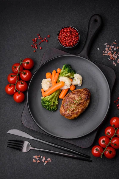 Lezzetli taze kıymalı balık pirzolası. Esmer arka planda baharatlar ve otlarla birlikte.