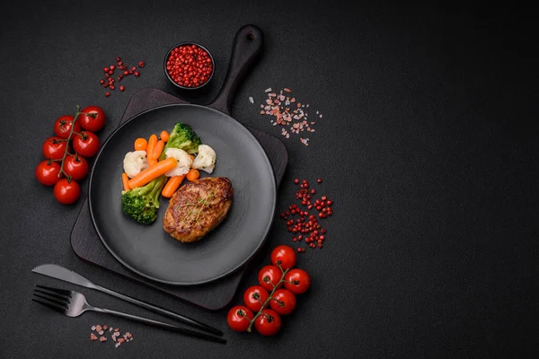 Lezzetli taze kıymalı balık pirzolası. Esmer arka planda baharatlar ve otlarla birlikte.