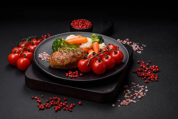 Lezzetli taze kıymalı balık pirzolası. Esmer arka planda baharatlar ve otlarla birlikte.