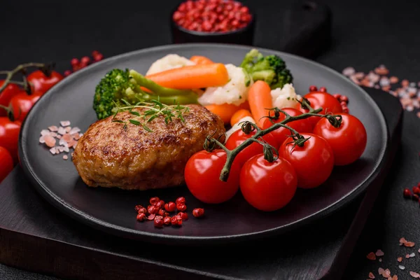 Lezzetli taze kıymalı balık pirzolası. Esmer arka planda baharatlar ve otlarla birlikte.