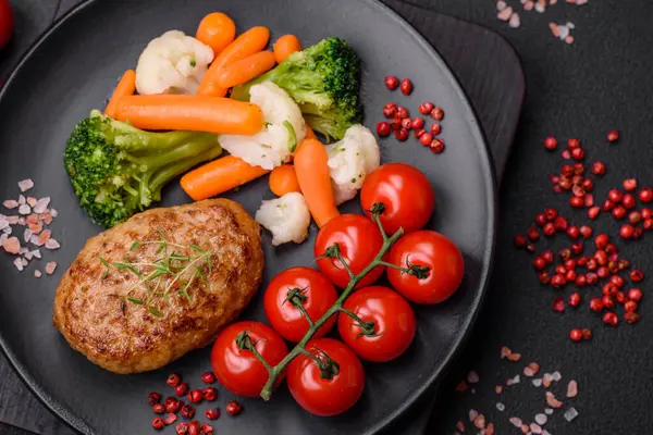 Lezzetli taze kıymalı balık pirzolası. Esmer arka planda baharatlar ve otlarla birlikte.