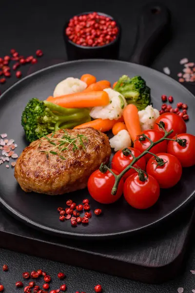 Lezzetli taze kıymalı balık pirzolası. Esmer arka planda baharatlar ve otlarla birlikte.