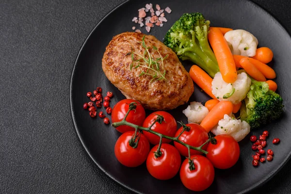 Lezzetli taze kıymalı balık pirzolası. Esmer arka planda baharatlar ve otlarla birlikte.