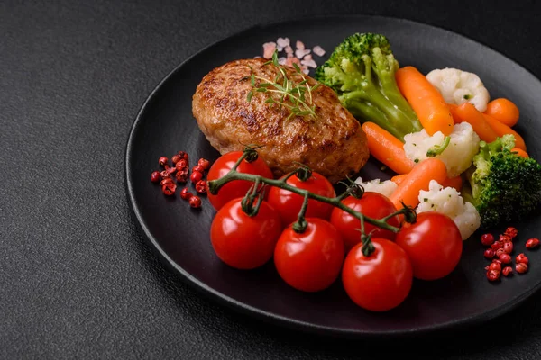 Lezzetli taze kıymalı balık pirzolası. Esmer arka planda baharatlar ve otlarla birlikte.