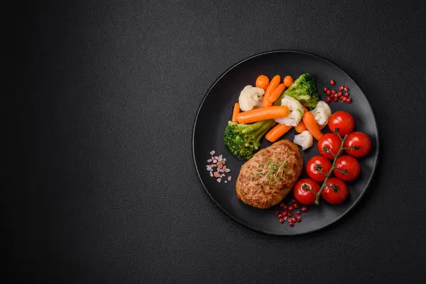 Lezzetli taze kıymalı balık pirzolası. Esmer arka planda baharatlar ve otlarla birlikte.