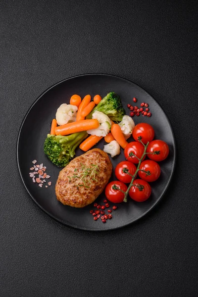 Lezzetli taze kıymalı balık pirzolası. Esmer arka planda baharatlar ve otlarla birlikte.