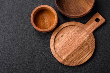 Boş yuvarlak ahşap kesme tahtası kahverengi renkli koyu desenli beton arka plan