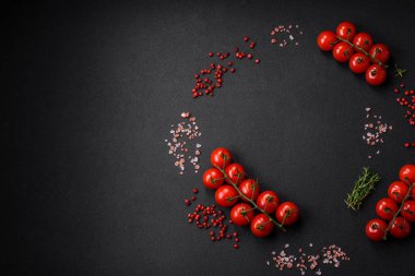 Koyu beton arka planda tuzlu, baharatlı ve otlu taze etli biftek.