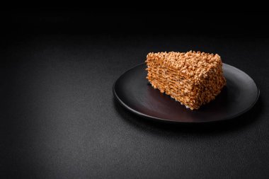 Kremalı, fındıklı ve desenli beton arkaplanlı lezzetli gözleme pastası.