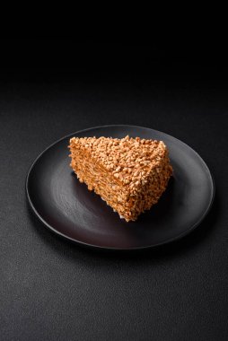 Kremalı, fındıklı ve desenli beton arkaplanlı lezzetli gözleme pastası.