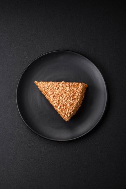 Kremalı, fındıklı ve desenli beton arkaplanlı lezzetli gözleme pastası.