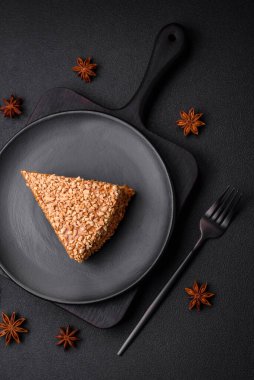 Kremalı, fındıklı ve desenli beton arkaplanlı lezzetli gözleme pastası.