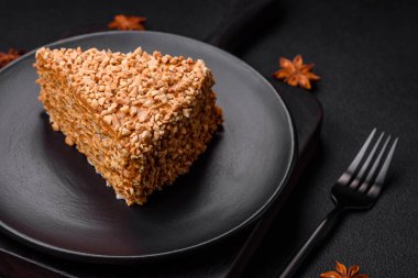 Kremalı, fındıklı ve desenli beton arkaplanlı lezzetli gözleme pastası.