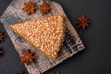 Kremalı, fındıklı ve desenli beton arkaplanlı lezzetli gözleme pastası.