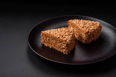 Kremalı, fındıklı ve desenli beton arkaplanlı lezzetli gözleme pastası.