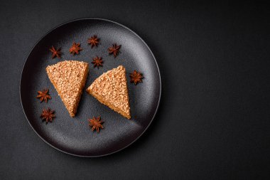 Kremalı, fındıklı ve desenli beton arkaplanlı lezzetli gözleme pastası.