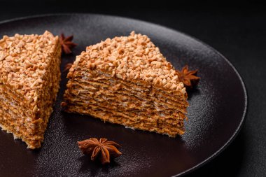 Kremalı, fındıklı ve desenli beton arkaplanlı lezzetli gözleme pastası.