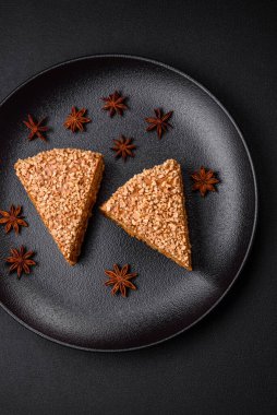 Kremalı, fındıklı ve desenli beton arkaplanlı lezzetli gözleme pastası.