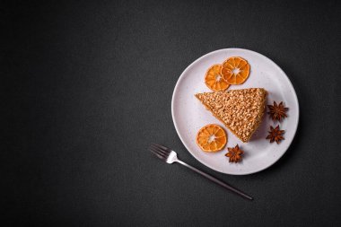 Kremalı, fındıklı ve desenli beton arkaplanlı lezzetli gözleme pastası.