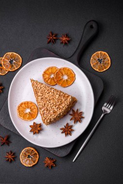 Kremalı, fındıklı ve desenli beton arkaplanlı lezzetli gözleme pastası.