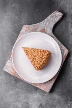 Kremalı, fındıklı ve desenli beton arkaplanlı lezzetli gözleme pastası.