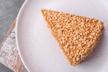 Kremalı, fındıklı ve desenli beton arkaplanlı lezzetli gözleme pastası.