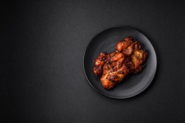 Tuzlu, baharatlı ve çimento kaplı lezzetli tavuk eti.