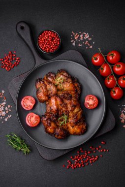 Tuzlu, baharatlı ve çimento kaplı lezzetli tavuk eti.