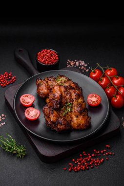 Tuzlu, baharatlı ve çimento kaplı lezzetli tavuk eti.