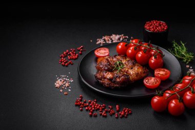 Tuzlu, baharatlı ve çimento kaplı lezzetli tavuk eti.