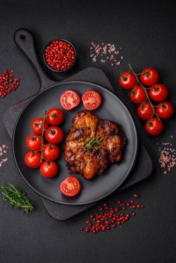 Tuzlu, baharatlı ve çimento kaplı lezzetli tavuk eti.