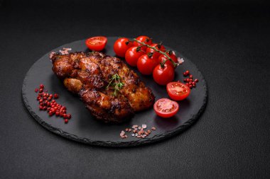 Tuzlu, baharatlı ve çimento kaplı lezzetli tavuk eti.