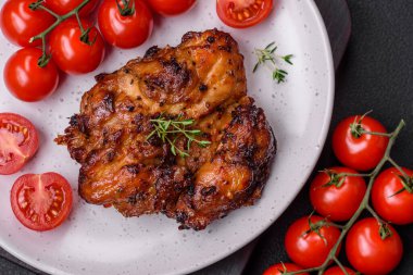 Tuzlu, baharatlı ve çimento kaplı lezzetli tavuk eti.