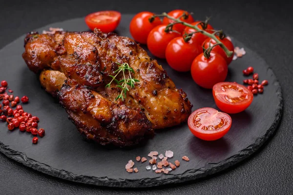 Leckeres Gebackenes Hühnerfleisch Mit Salz Gewürzen Und Kräutern Auf Dunklem — Stockfoto