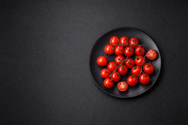 Deliciosos Tomates Cereja Frescos Nos Ramos Como Ingrediente Para Cozinhar — Fotografia de Stock