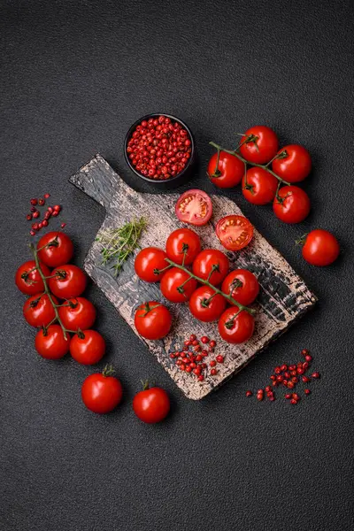 Délicieuses Tomates Cerises Fraîches Sur Les Branches Comme Ingrédient Pour — Photo