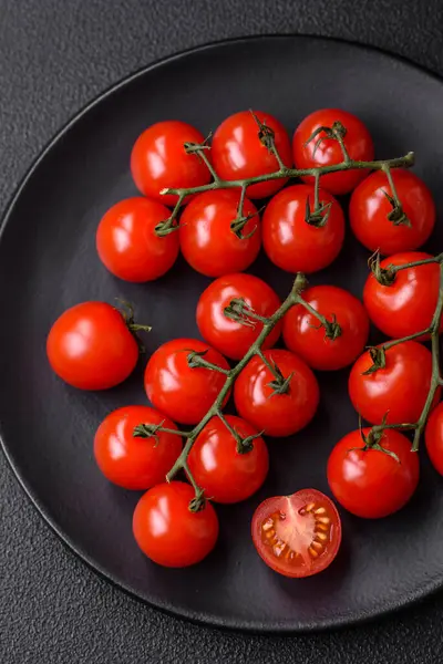 Délicieuses Tomates Cerises Fraîches Sur Les Branches Comme Ingrédient Pour — Photo