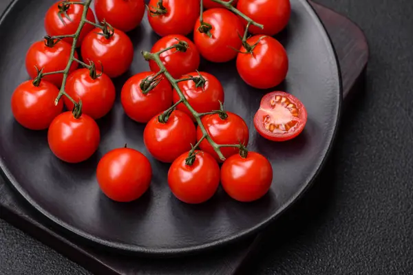 Délicieuses Tomates Cerises Fraîches Sur Les Branches Comme Ingrédient Pour — Photo