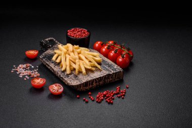 Beton kaplamalı, tuzlu ve baharatlı çıtır patates kızartması. Fast food