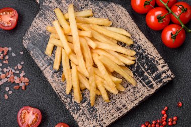 Beton kaplamalı, tuzlu ve baharatlı çıtır patates kızartması. Fast food